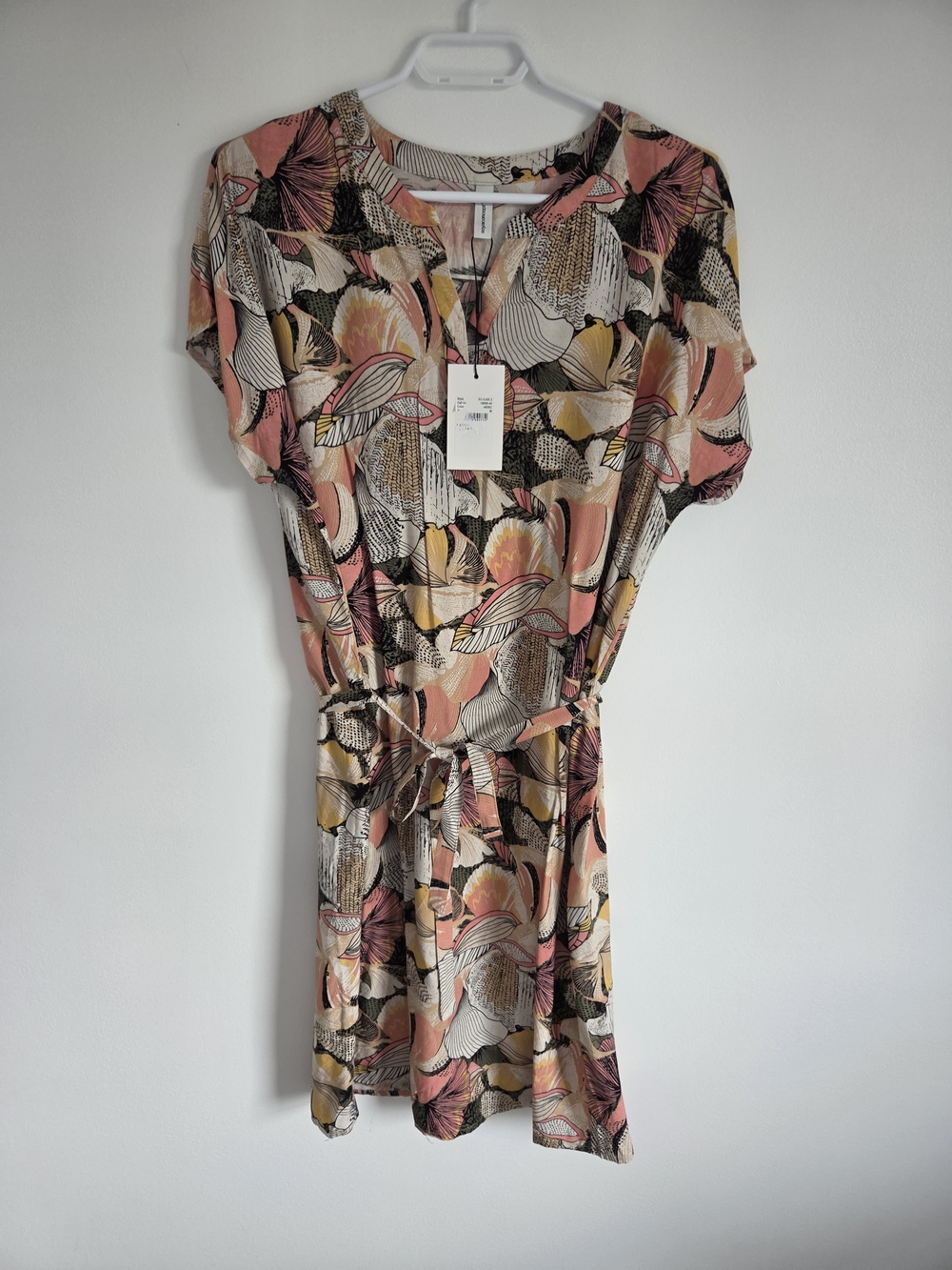NWT Floral Print Tie-Waist Women’s Dress in Coral and Cream